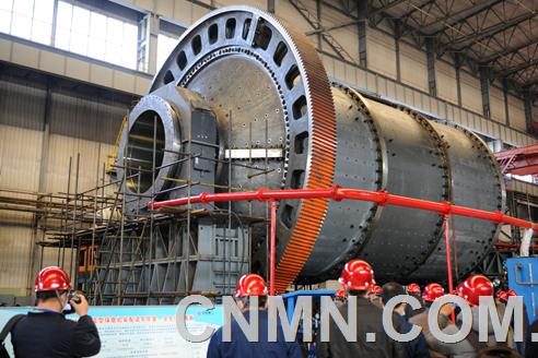 12月3日上午，由中信重工機械股份有限公司為青海黃河礦業夏日哈木鎳鈷礦研制的大型礦用設備：直徑9.75&times;4.88米半自磨機、直徑7&times;11.5米球磨機，在河南洛陽總部順利完成工廠試車并交付用戶。
