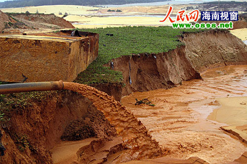 &ldquo;粗大的水管正在排放采鈦礦產生的尾砂和污水。&rdquo;在海南文昌市昌灑鎮白土村牧場坡附近，大型采礦機正在熱火朝天的運轉。為了2000多元的工資，兩位打工者不顧一切，被&ldquo;圍&rdquo;在數十米深的礦坑里工作。圖為文昌昌灑鎮白土村牧場坡附近的采鈦礦現場