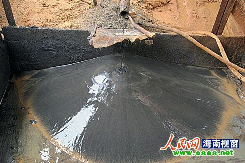 3月22日上午，記者在礦區看到數臺大型采礦機，其中一臺正在不停地運轉工作。而另一旁，數個大坑內有粗大的水管正在排放采礦產生的尾砂和污水，顯得渾濁不堪。順著排污管往下流，含有大量沙子和泥漿的污水排放到農田，使得破壞相當嚴重。