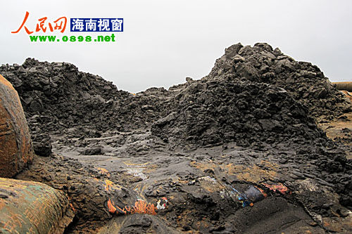 此時，來自湖南來此打工的夫妻倆正在辛勤的工作，從礦坑上往下看，許先生的妻子被&ldquo;圍&rdquo;著在操作抽水機，看起來十分危險。至于是否擔心自身的安全，&ldquo;我們剛來沒多久，只要有活就做，老板一個月給我們2千多塊錢的工資。&rdquo;許先生說。被問及是老板姓名及公司名稱時，許先生則是一問三不知。