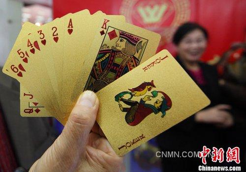 11月9日，在江蘇南京城市規劃建設展覽館舉辦的&ldquo;2012江蘇國際珠寶首飾展覽會&rdquo;上，一款由工藝美術大師王殿祥設計的&ldquo;黃金撲克&rdquo;亮相。