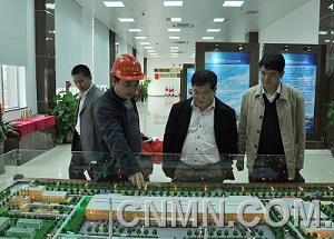 公司副總經理范翔在沙盤前給調研組詳細講解公司的運行情況