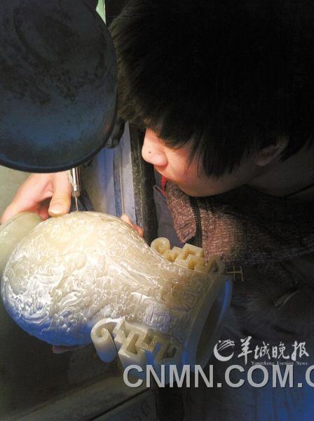 蚌埠仿古玉加工廠,工人正在雕琢玉器