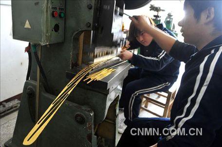 將制成黃金型材,進行鍛壓制成手鐲等飾品的雛形。