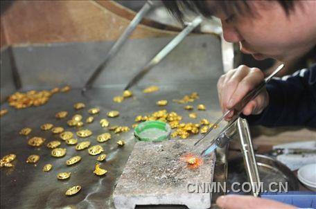 部分需要焊接、粘合的黃金飾品。