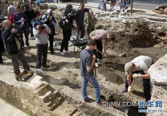 3月29日，在克羅地亞溫科夫齊市中心附近的考古發掘現場，考古工作者正在工作。