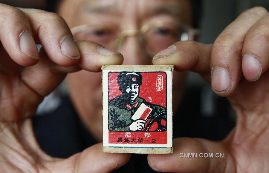 為了找到這枚印有雷鋒肖像的火柴盒，房冠龍幾乎跑遍了上海市內(nèi)的舊貨市場。