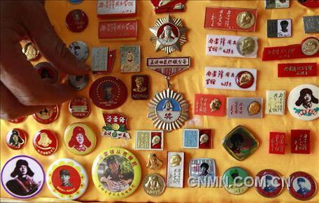 3月1日，房冠龍在展示自己收藏的120多枚關(guān)于雷鋒的紀(jì)念章。