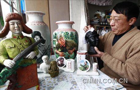 3月1日，房冠龍在家中整理部分藏品。