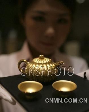 7月11日,“故宮心經錦囊壺”和“心經金碗”正式亮相北京菜百。由故宮博物院與國金黃金集團聯合出品的此套“品茶”器皿,采用999純黃金的傳統制金工藝和現代工藝制成。“故宮心經錦囊壺”重260克,首次以故宮館藏珍品“乾隆·綠漆地描金瓜棱壺”為原型,精工創造。“心經金碗”重25克,刻有《般若波羅蜜心經》,共268個字。