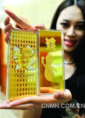 模特展示兩塊各1000克倫敦奧運金條,每條價值人民幣近60萬元。