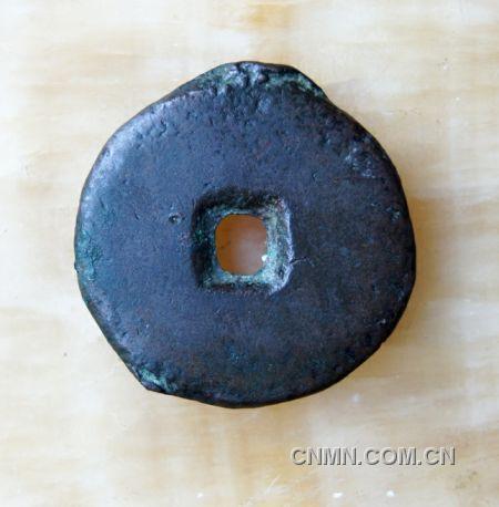 戰國錯金星秦半兩背面