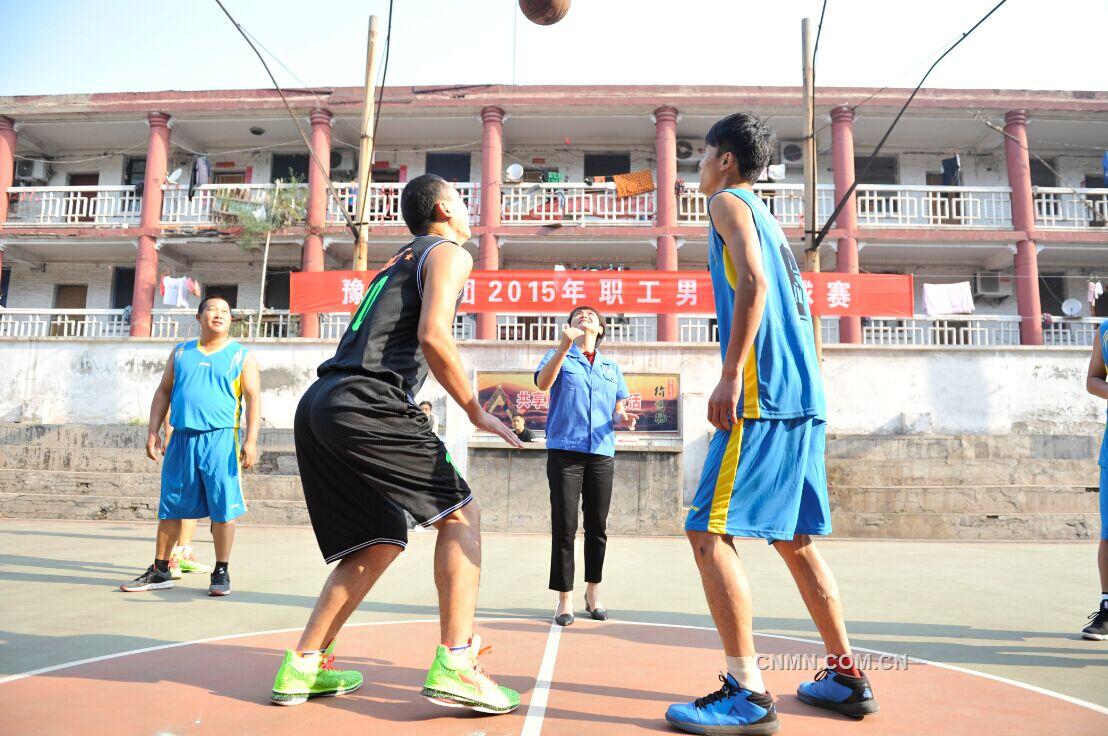9月14日,河南豫光金鉛集團(tuán)有限責(zé)任公司2015年職工男子籃球賽開賽,公司工會主席李文利為比賽開球。在身為籃球城市的濟(jì)源,企業(yè)里競技氛圍也十分濃厚,這次比賽,豫光集團(tuán)16支基層工會全部排出代表隊參加,展開激烈的角逐,在這個秋季里,展現(xiàn)員工們的運(yùn)動風(fēng)采。