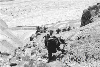 近日,江西省地礦局九〇一隊正式啟動《青海省格爾木市尕牙河西溝鉬多金屬礦預(yù)查》項目。該項目本年度主要野外工作任務(wù)是1∶1萬土壤(巖石)測量、1∶1萬地質(zhì)填圖及剖面測量。工作重點是在化探掃面及地質(zhì)填圖的工作基礎(chǔ)上,力爭發(fā)現(xiàn)新的礦化線索及圈定新的化探異常,并為該區(qū)進一步開展勘查工作提供依據(jù)。