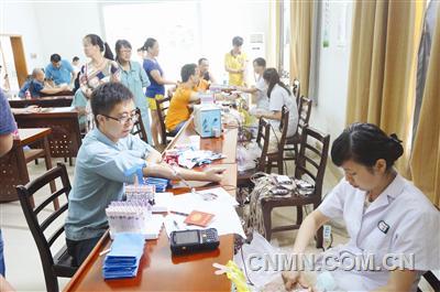 為響應江西省獻血辦、江西省血液中心《關于組織公民義務獻血通知》的號召，南昌硬質合金有限責任公司近日組織職工進行無償義務獻血活動。此次義務獻血活動共有來自各生產單位、職能部門50余位愛心獻血者參加，成功獻血者達45人，短短半天時間共獻血12000余毫升。