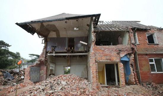 　據英國媒體9月23日報道，英國一家拆遷公司近日在拆毀一座位于多塞特郡桑斯伯恩市的舊房子時，發現了多塊稀有的維多利亞時期的荷蘭代爾夫特瓷磚，總價值竟然高達5萬英鎊（約49萬元人民幣）。