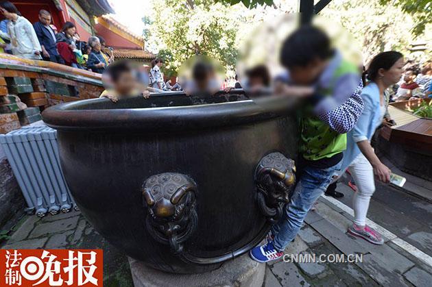 9月13日傍晚,故宮就社會(huì)關(guān)注的故宮銅缸被游客刻字秀恩愛(ài)事件進(jìn)行回應(yīng),嚴(yán)厲譴責(zé)這一不文明行為,并稱(chēng)故宮博物院已就此事件向公安機(jī)關(guān)報(bào)案。