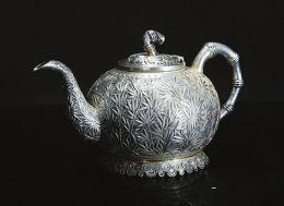 在國外拍場皇家銀器早已拍出近百萬的背景下，2010年西方銀器始入國內拍場，中國老銀器收藏方興未艾。事實上，不管是西洋古董銀器還是中國 老銀器，正逐漸獲得各路藏家的青睞。但收藏什么樣的銀器才更容易升值呢，下面六種方法有助于使自己的收藏形成規模，當然也有利于升值。