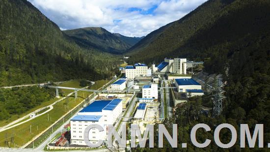 2015年以來，中國銅業有限公司響應黨中央、國務院脫貧攻堅號召，把扶貧攻堅作為一項重要政治任務來抓，承擔起云南省迪慶州德欽縣、文山州西疇縣2個鄉11個貧困村的省級扶貧攻堅任務，逢山開路、遇水架橋，乘風破浪、攻堅克難，創新地形成了&ldquo;工業+教育、就業、產業、基建、醫療&hellip;&hellip;&rdquo;的&ldquo;1+N&rdquo;扶貧模式，投入幫扶資金3000余萬元，助力209戶貧困戶、886名貧困人口脫貧，提前1年達到&ldquo;兩不愁三保障&rdquo;脫貧硬指標，為云南深度貧困地區脫貧貢獻了中銅力量。