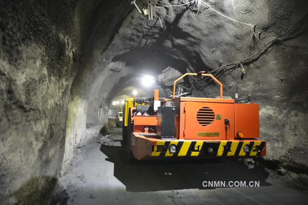 項(xiàng)目是根據(jù)國(guó)家工信部、發(fā)改委、自然資源部聯(lián)合下發(fā)的地下礦山行業(yè)指南中推薦的應(yīng)用場(chǎng)景，由二礦區(qū)聯(lián)合中國(guó)移動(dòng)金昌分公司、長(zhǎng)沙迪邁數(shù)碼科技有限公司，利用&ldquo;5G&rdquo;通訊大帶寬、廣鏈接、高速率、低延時(shí)的特點(diǎn)，在地表實(shí)現(xiàn)對(duì)井下礦運(yùn)卡車遠(yuǎn)程遙控操作的試點(diǎn)項(xiàng)目。