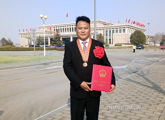 云南銅業迪慶礦業的藏族員工都吉走進人民大會堂，親耳聆聽習近平總書記&ldquo;我國脫貧攻堅戰取得了全面勝利&rdquo;的莊嚴宣告，并接受&ldquo;全國脫貧攻堅先進個人&rdquo;榮譽表彰。