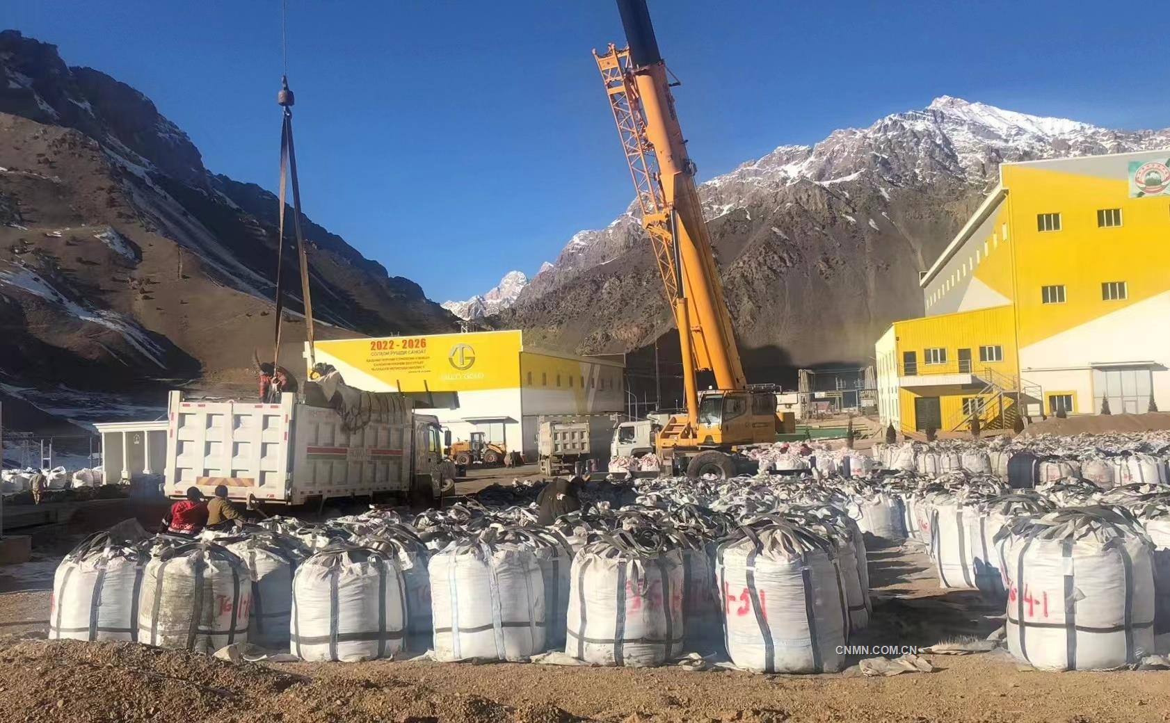 圖為塔鋁金業首批金精礦集裝箱裝運