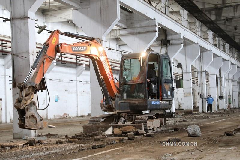 近日,在洛陽銅業占地4796平方米的原裝備技術公司工具車間閑置廠房內,一臺鉤機在車間內來往穿梭、平整地坪——洛陽市花卉市場搬遷地正在如火如荼地施工中。