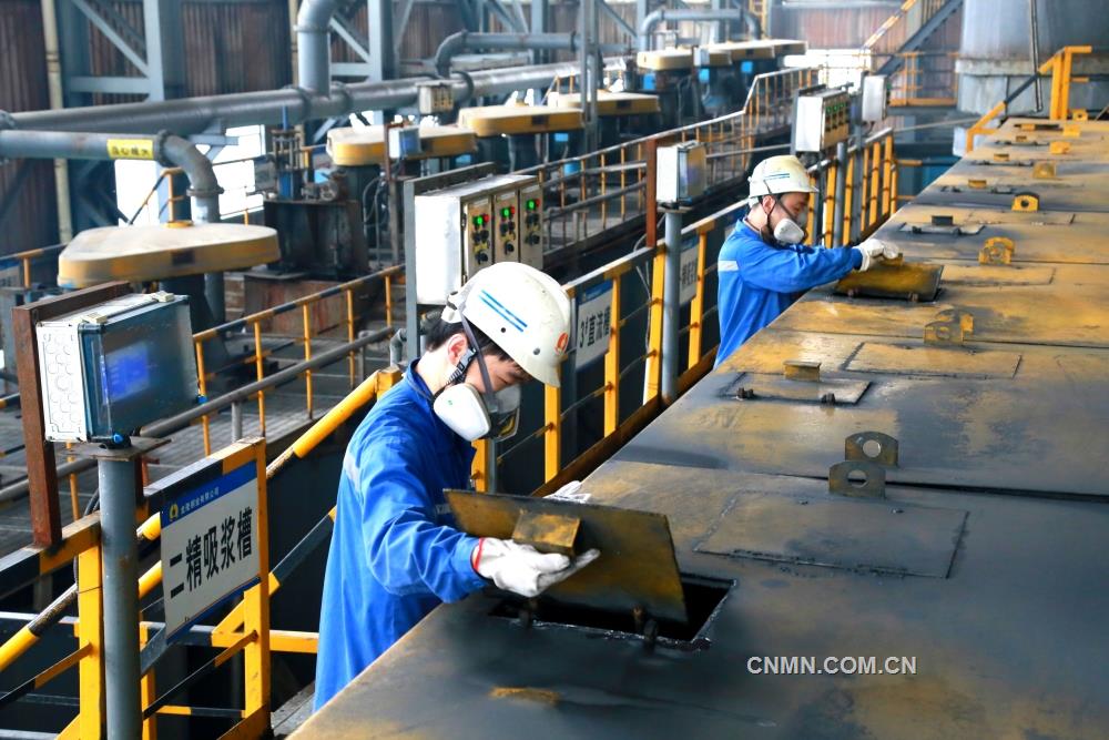 金隆銅業有限公司磨浮工藝的精選槽不是常見的敞開式,而是為每個精選槽焊接封閉的鐵蓋。據了解,為解決浮選生產過程中擴散的藥劑異味,降低浮選機攪拌過程中產生的金屬粉塵對員工身體健康的影響,該公司經過多次試驗,對精選槽進行改造,由敞開式改為全密封式,極大地改善了生產環境,推動企業綠色清潔生產。圖為該公司渣選課磨浮工通過觀測孔察看精選槽內的泡沫生成情況。