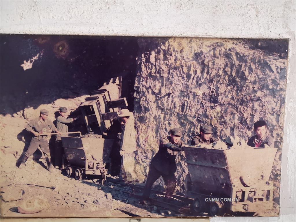 1985年2月，廣州軍區53200機械化部隊參加康家灣礦工程建設