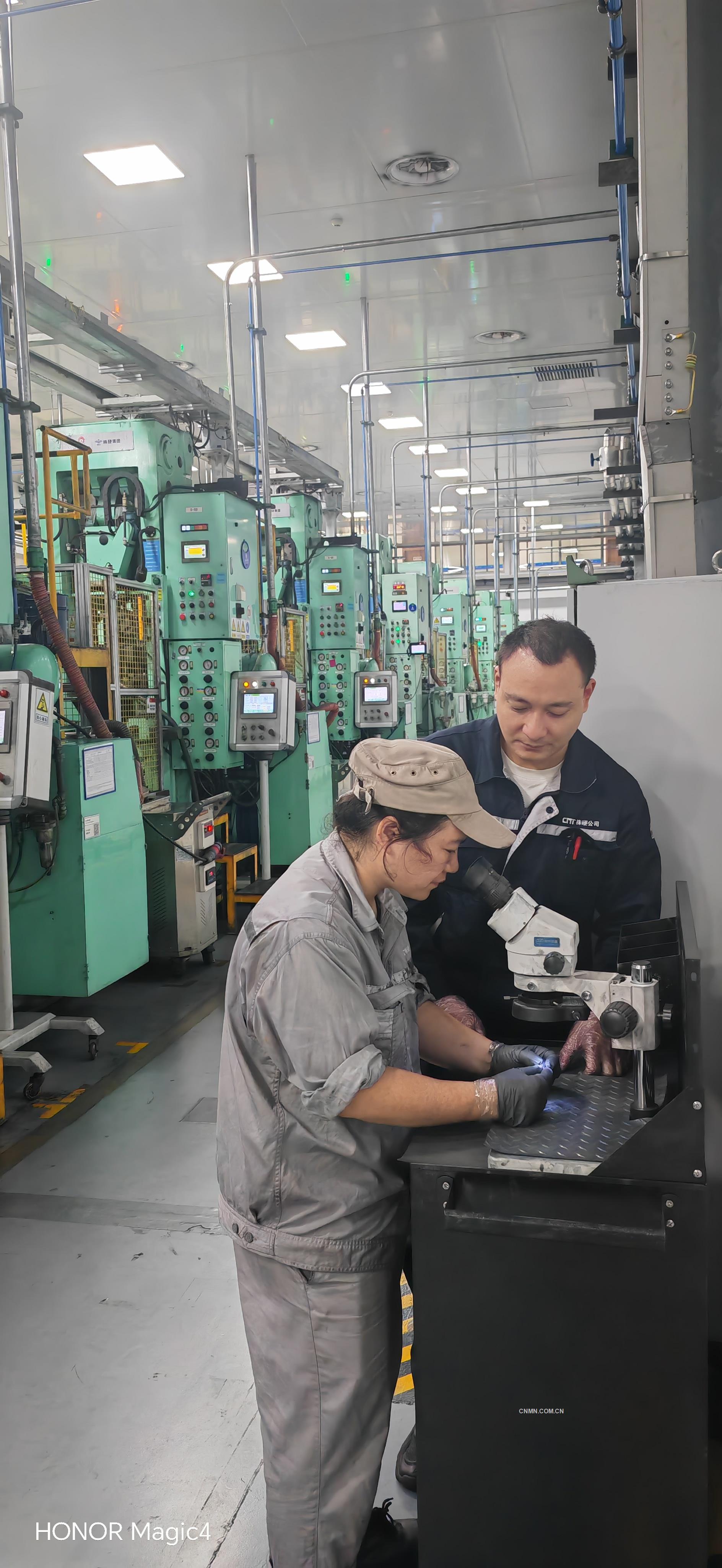 成型員工在檢查產(chǎn)品 袁章軍攝