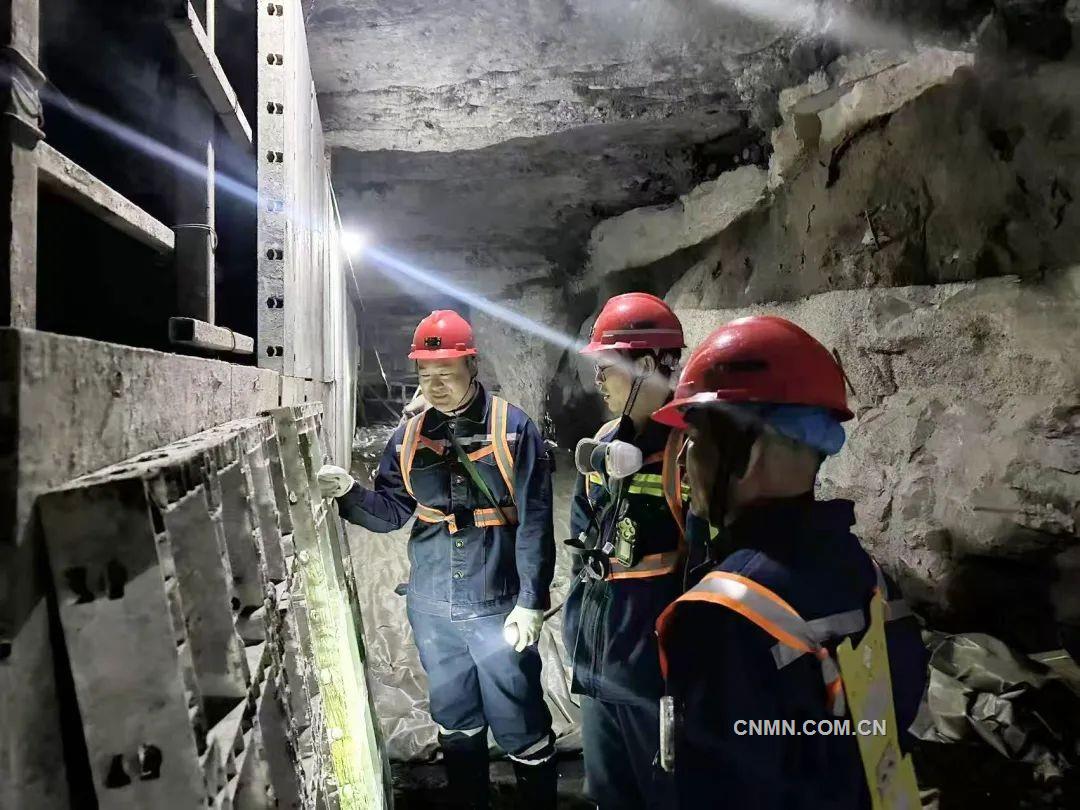 新鑫礦業副總工程師紀曉飛督導喀拉通克重點項目建設。馬如成攝