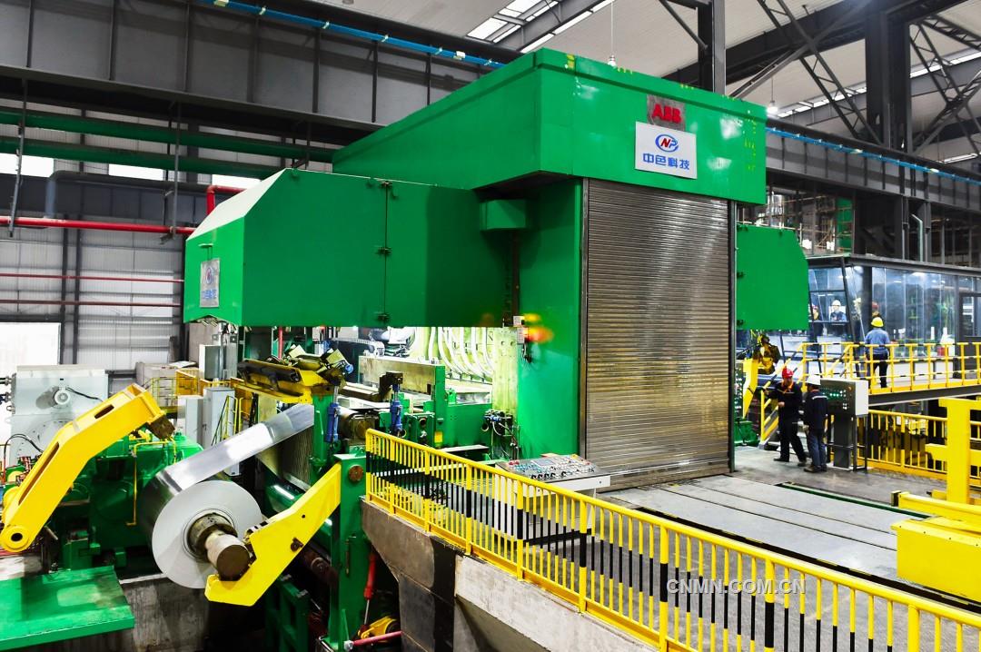 中色科技研制的國產首臺套2800mm六輥鋁帶冷軋機。
