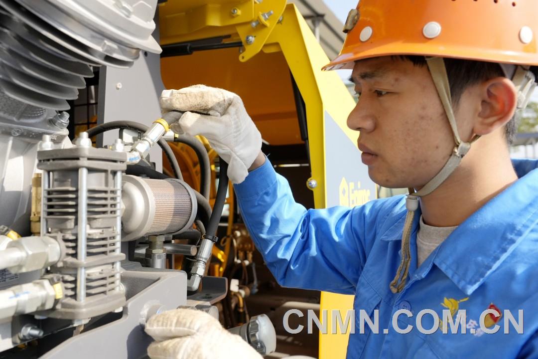 底 通欄--王俊正在排查設備完好情況