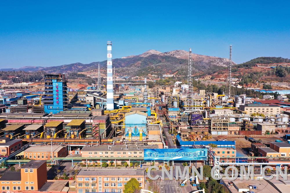 西南銅業深入學習貫徹習近平總書記關于高效統籌疫情防控和經濟社會發展的重要指示精神，認真貫徹落實全國穩住經濟大盤電視電話會議精神及中央企業做好上半年穩增長工作專題會議要求，緊扣中鋁、中銅、云南銅業工作部署，堅持"穩字當頭、平安第一"原則，以"從嚴治黨，價值創造"工作思路，深入推進全要素對標、提標降本、精益生產、搬遷前期準備等重點工作，上半年工作總體呈現"復產順、起步穩、產量高、成本低、指標優、效益好"的態勢，實現了開門紅、季度紅、半年紅。