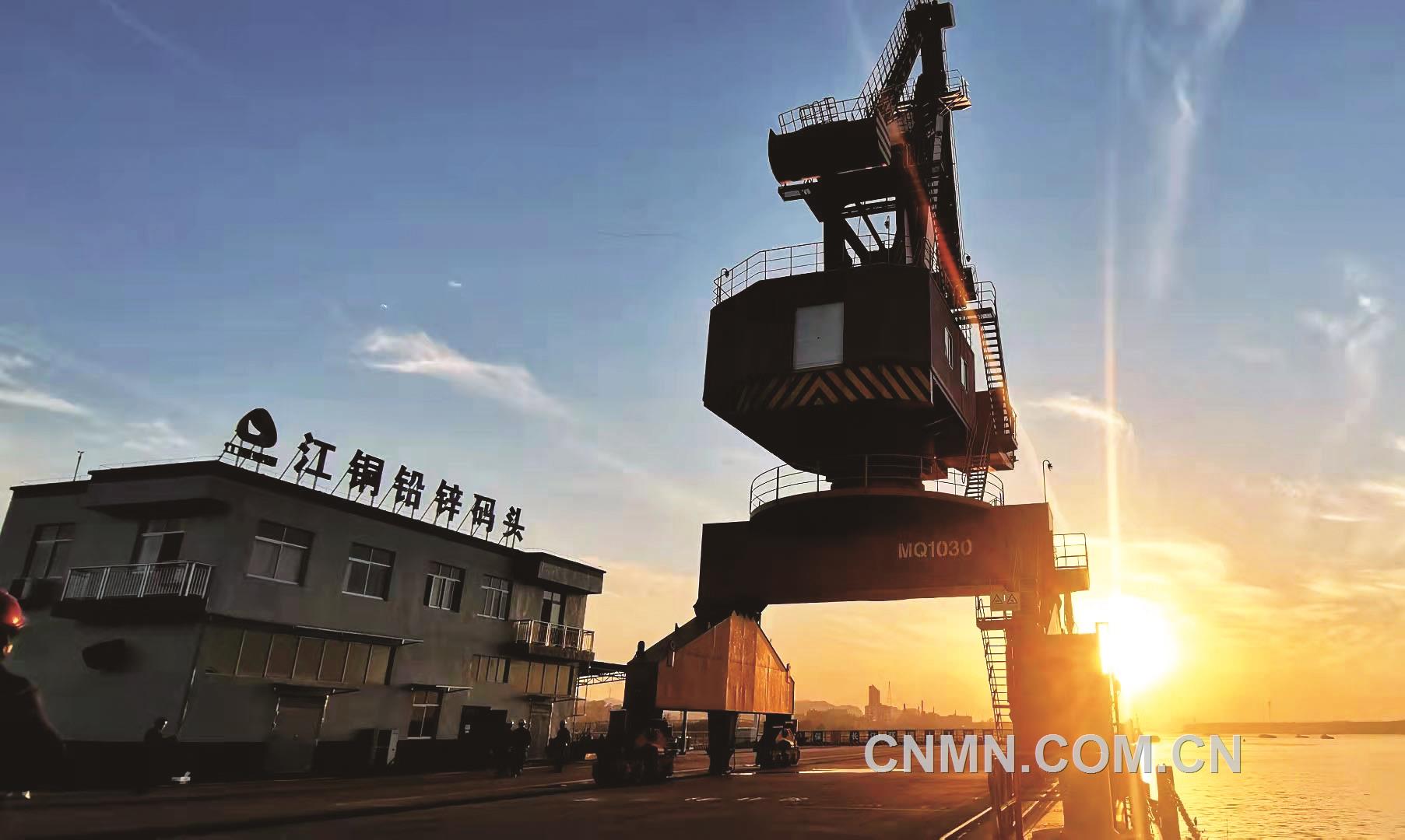 船舶垃圾智能接收，抓斗下料自動噴霧。日前，船舶智能污染物接收、卸船機料斗高能微霧抑塵2套環保設施&ldquo;列裝&rdquo;在江西銅業鉛鋅金屬有限公司水運碼頭。