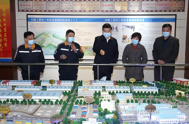 （左上）圖為河南省委常委、副省長費東斌（中）在中部陸港沙盤聽取物流產業發展情況介紹