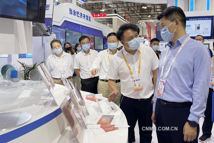 日前，以&ldquo;新發(fā)展格局下國(guó)際投資新機(jī)遇&rdquo;為主題的第二十一屆中國(guó)國(guó)際投資貿(mào)易洽談會(huì)（簡(jiǎn)稱&ldquo;投洽會(huì)&rdquo;）在福建廈門(mén)國(guó)際會(huì)展中心舉行。據(jù)悉，安徽省共有14家企業(yè)布展，安徽銅冠銅箔集團(tuán)公司位列其中。該公司主要展出新研發(fā)的銅箔產(chǎn)品&mdash;&mdash;4.5微米高抗拉強(qiáng)度鋰電池用銅箔和5G通訊用RTF銅箔。圖為安徽省副省長(zhǎng)張紅文（右一）聽(tīng)取工作人員對(duì)該公司展品的介紹。