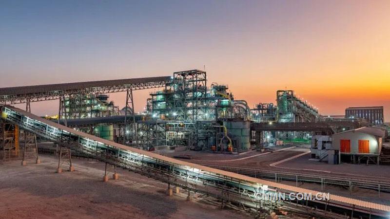 近日，紫金礦業(yè)旗下卡莫阿-卡庫拉銅礦宣布，礦山上半年生產精礦含銅金屬約14.3萬噸，其中第二季度生產精礦含銅金屬8.7萬噸，再創(chuàng)歷史新高；隨著項目一、二期選廠持續(xù)穩(wěn)產高產，今年礦山產銅量預計將達到生產指導目標上限34萬噸。