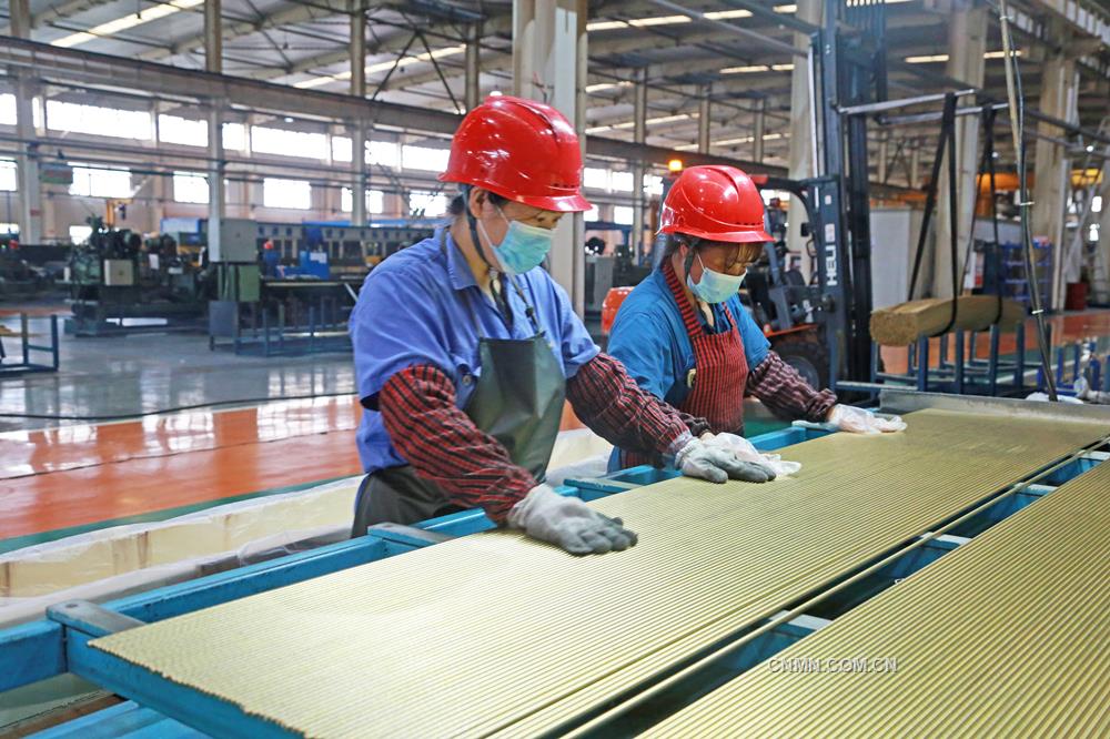 今年，銅陵有色股份銅冠黃銅棒材有限公司在保持原有產(chǎn)品生產(chǎn)的同時，以無鉛黃銅、小規(guī)格黃銅棒等高附加值產(chǎn)品研發(fā)及市場開發(fā)為重點(diǎn)工作，積極開展新產(chǎn)品試驗(yàn)、試制、試樣，并取得一定的成績。